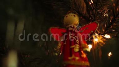 圣诞树上的仙女装饰和圣诞彩灯